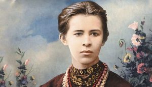 Біографія Лесі Українки починається не з підручникового портрета, а з дому, де українське слово тримали як родинний скарб і як щоденну справу. Лариса Петрівна Косач, відома під псевдонімом Леся Українка, народилася 25 лютого 1871 року в Новограді-Волинському (нині Звягель) і померла 1 серпня 1913 року в грузинському Сурамі, проживши 42 роки. За цей короткий вік вона залишила три прижиттєві поетичні збірки, понад двадцять драматичних творів, сотні віршів, переклади й листи, які досі читають як живий діалог із епохою імперських заборон.